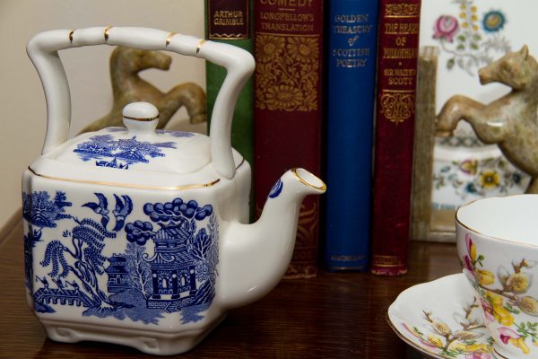 , Sadler Willow Pattern Blue &#038; White rectangular Tea Pot Vintage decorative pottery Made in England