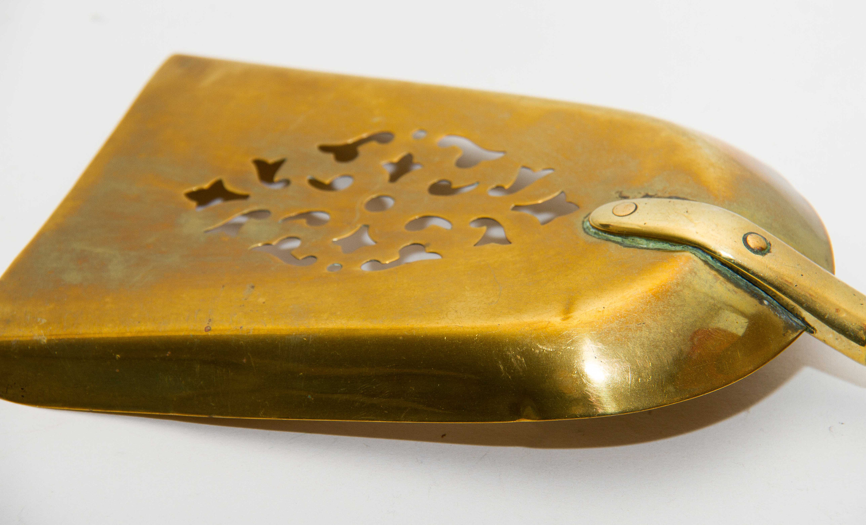 Brass decorative shovel cut out pattern fireside coal shovel fireplace accessory. Display prop bar cafe pub restaurant