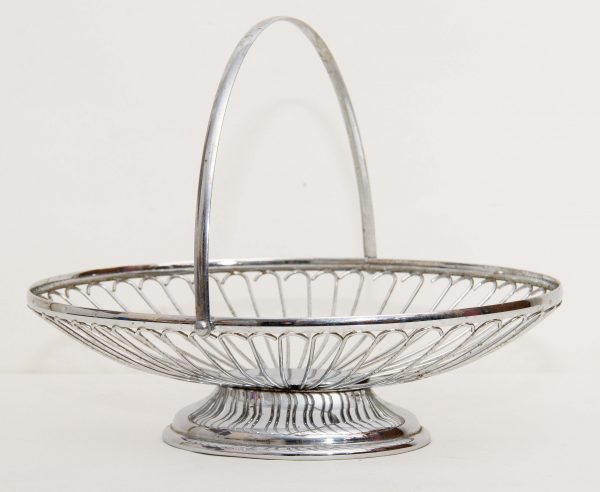 , Vintage chrome silver metal oval wire fruit bowl basket with handle