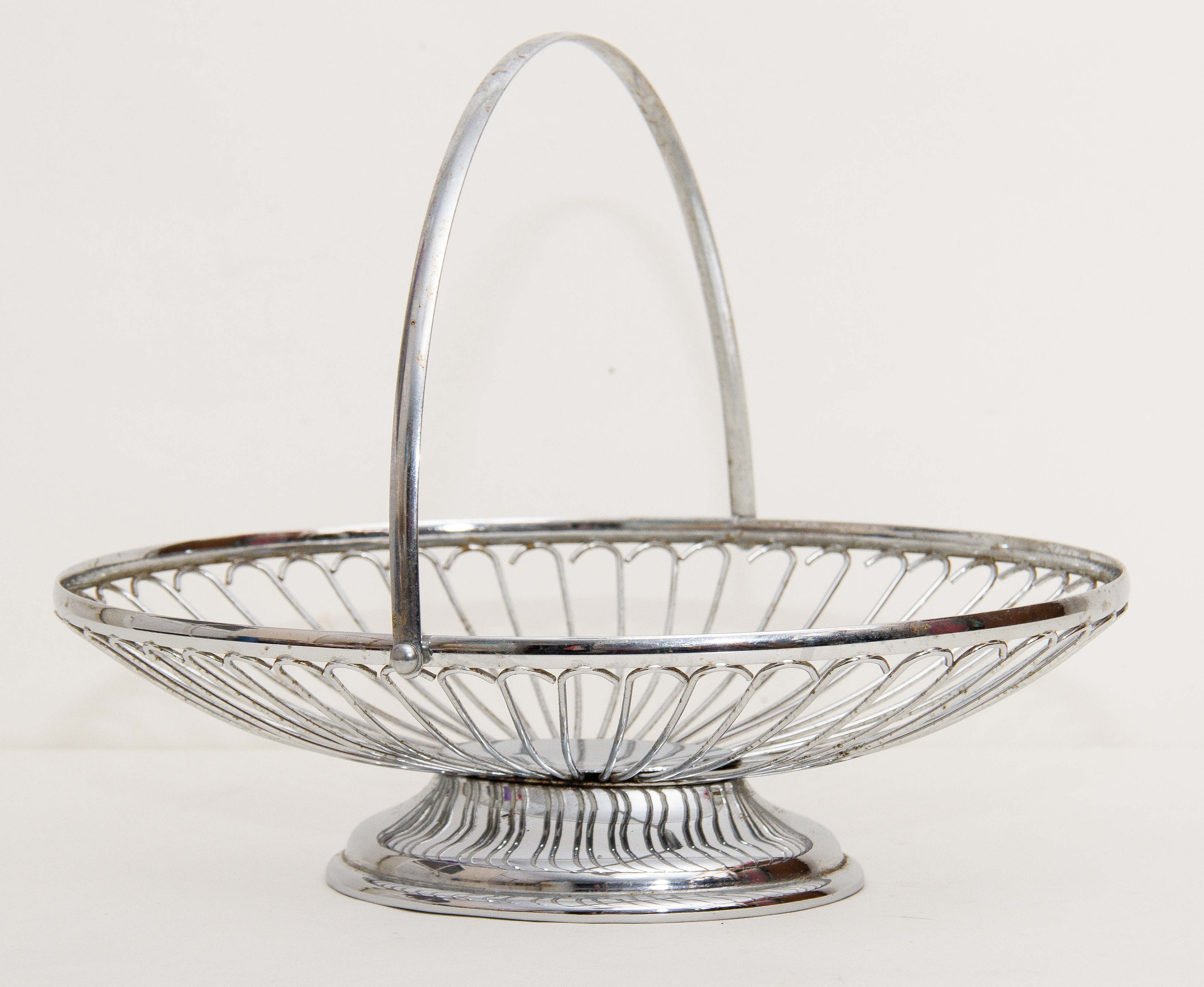 https://lovevintage.store/wp-content/uploads/2019/06/vintage-chrome-silver-metal-oval-wire-fruit-bowl-basket-with-handle-5cf7e51b.jpg