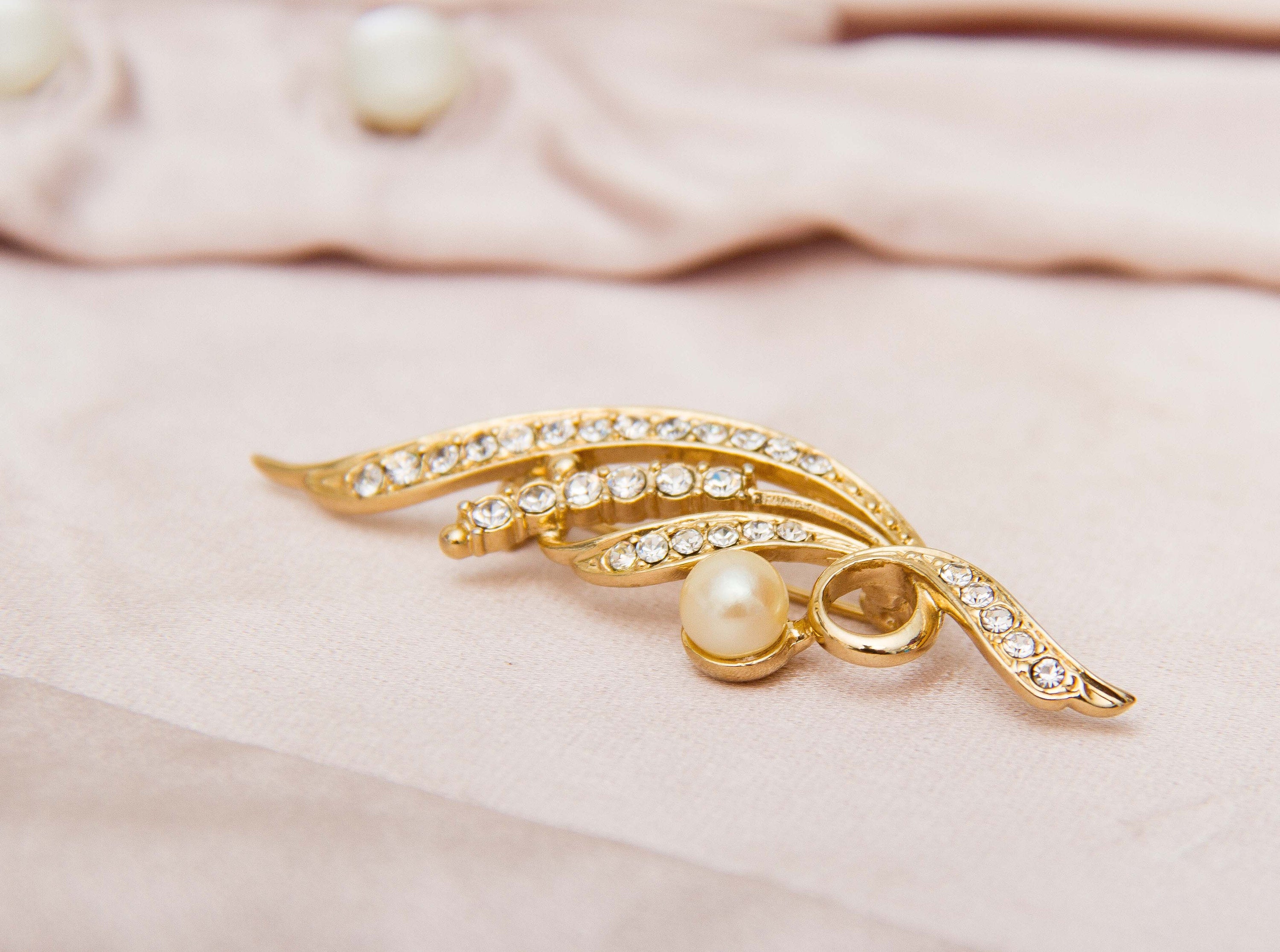 Vintage 18 Carat Gold Plated Pearl and Rhinestone Leaf shape Brooch 18 Carat gold plated vintage brooch in the shape of a leaf